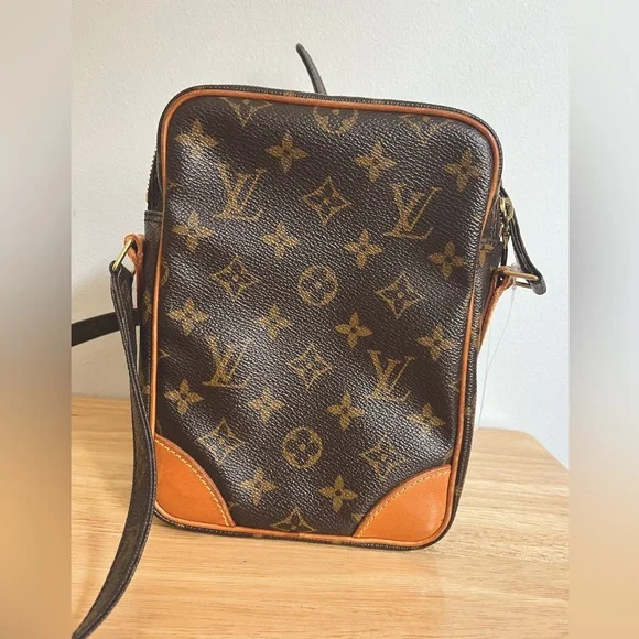 🎊SOLD🎊Louis Vuitton Amazone Vintage Monogram Crossbody bag✨ - Picture 3 of 16